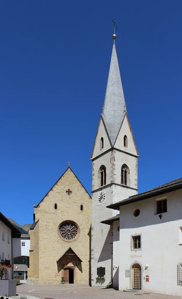 Pfarrkirche St. Nikolaus mit Kirchplatz in Proveis (Südtirol)