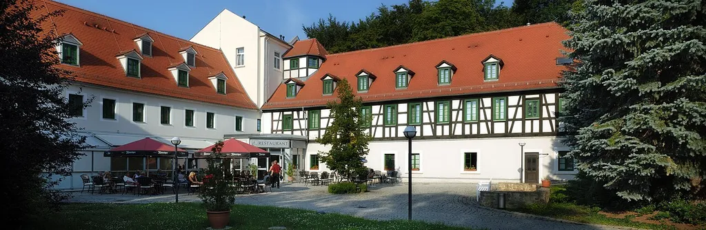 This image shows the inner courtyard of the Schweinsburg ("pic castle") in Neukirchen/Pleiße, Germany. It is a three segment panoramic image.