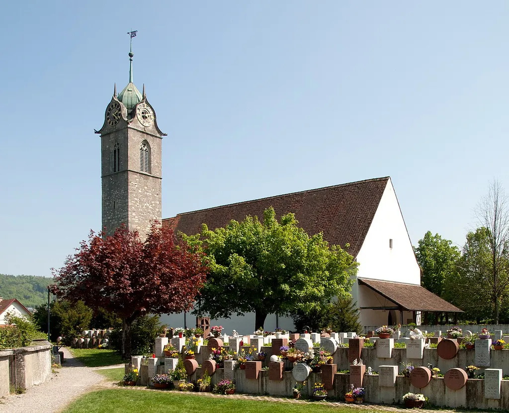 Die Reformierte Kirche von Windisch (gebaut um 1300) Sicht von Westen auf die Kirche