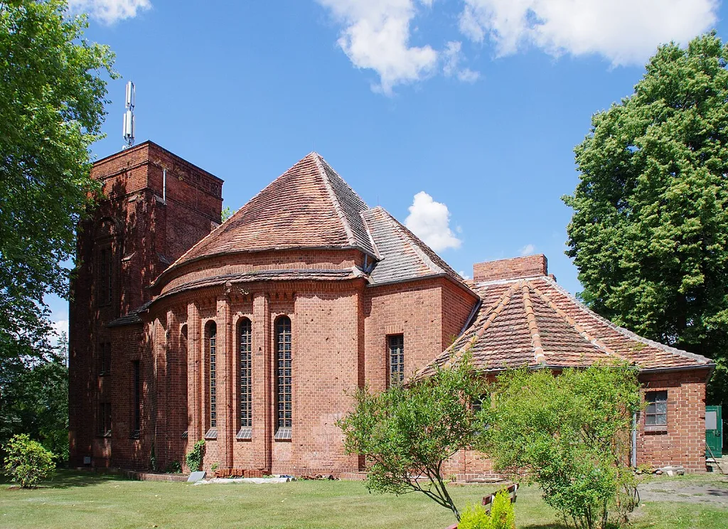 Rathenow in Brandenburg. Die Auferstehungskirche auf dem evangelischen Friedhof steht unter Denkmalschutz.