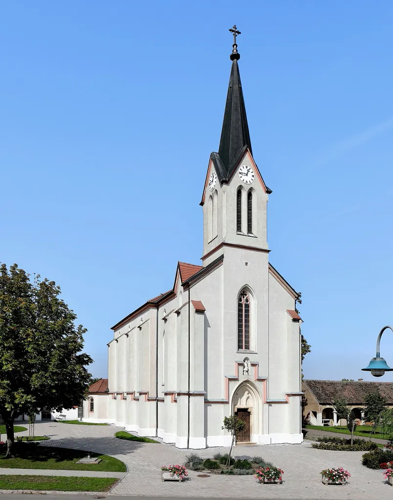 Südansicht der röm.-kath. Pfarrkirche hl. Florian in Pottenhofen, ein Ortsteil der niederösterreichischen Gemeinde Wildendürnbach. Die neogotische Kirche mit einem Fassadenturm wurde ab 1859/60 errichtet und 1861 geweiht.