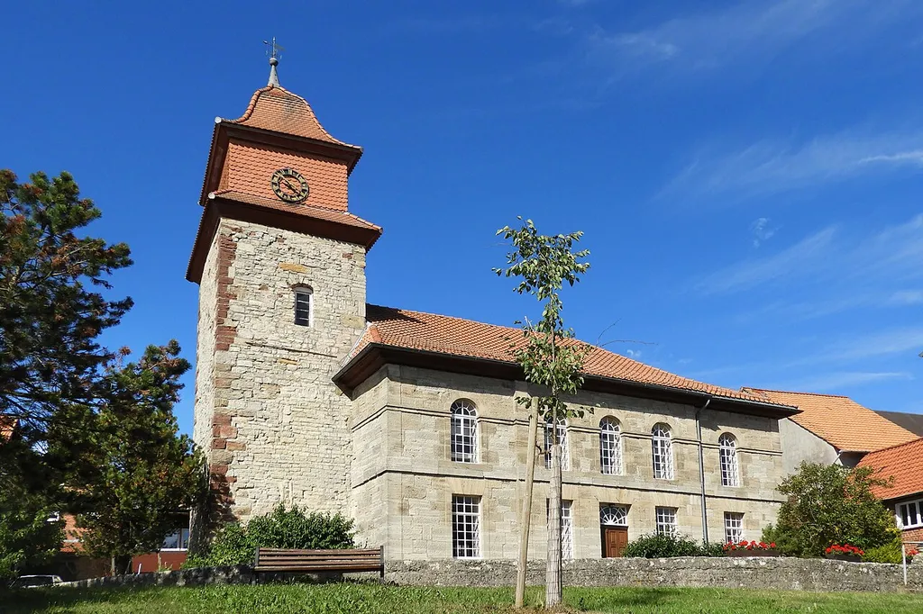 Der älteste Teil der evangelischen Kirche Grandenborns ist der romanische Wehrturm aus dem 12. Jahrhundert, der im Jahr 1798 mit einer aufgesetzten Haube geschlossen wurde. Das angesetzte Schiff wurde 1840 im klassizistischem Stil nach den Entwürfen des Landbaumeisters Anton Jakob Spangenberg erbaut. Die Kirche ist aus künstlerischen, geschichtlichen und städtebaulichen Gründen ein geschütztes Kulturdenkmal. Grandenborn ist ein Ortsteil der Gemeinde Ringgau im nordhessischen Werra-Meißner-Kreis.