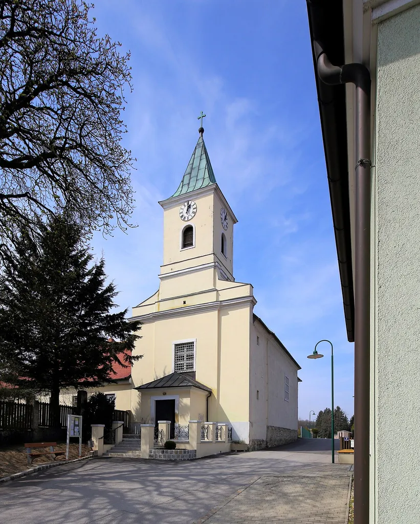 Südostansicht der katholischen Pfarrkirche hl. Antonius von Padua in Manhartsbrunn, ein Ortsteil der niederösterreichischen Marktgemeinde Großebersdorf. Ein josephinischer Saalbau, der Ende des 18. Jahrhunderts errichtet wurde.