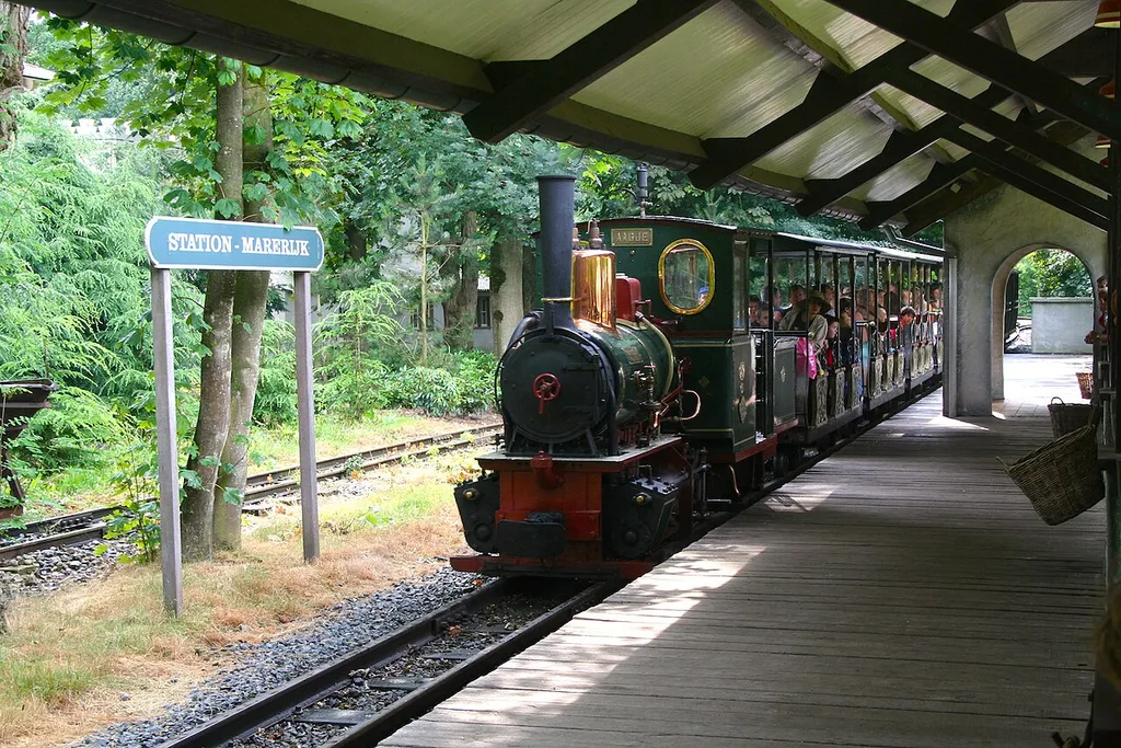 Locomotief 'Aagje' van de Efteling Stoomtrein Maatschappij met trein arriveert in het Station Marerijk. Foto: Erik Swierstra.