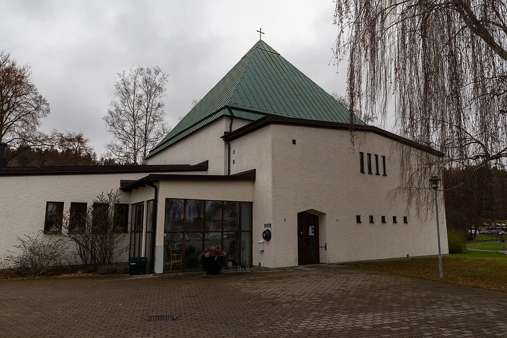 Gräshagskyrkans kyrkobyggnad sedd från klockstapeln