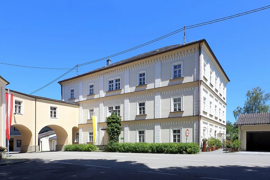 Hauptgebäude der Franziskaner in der oberösterreichischen Gemeinde Maria Schmolln. Ursprünglich ein Priesterhaus, das 1871 erweitert wurde.