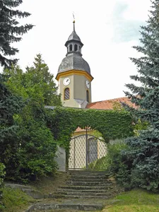 Kirche und Kirchhof Grünberg; ein Grabmal, umgebende Einfriedungsmauer und zwei Kirchhofstore Lausaer Straße