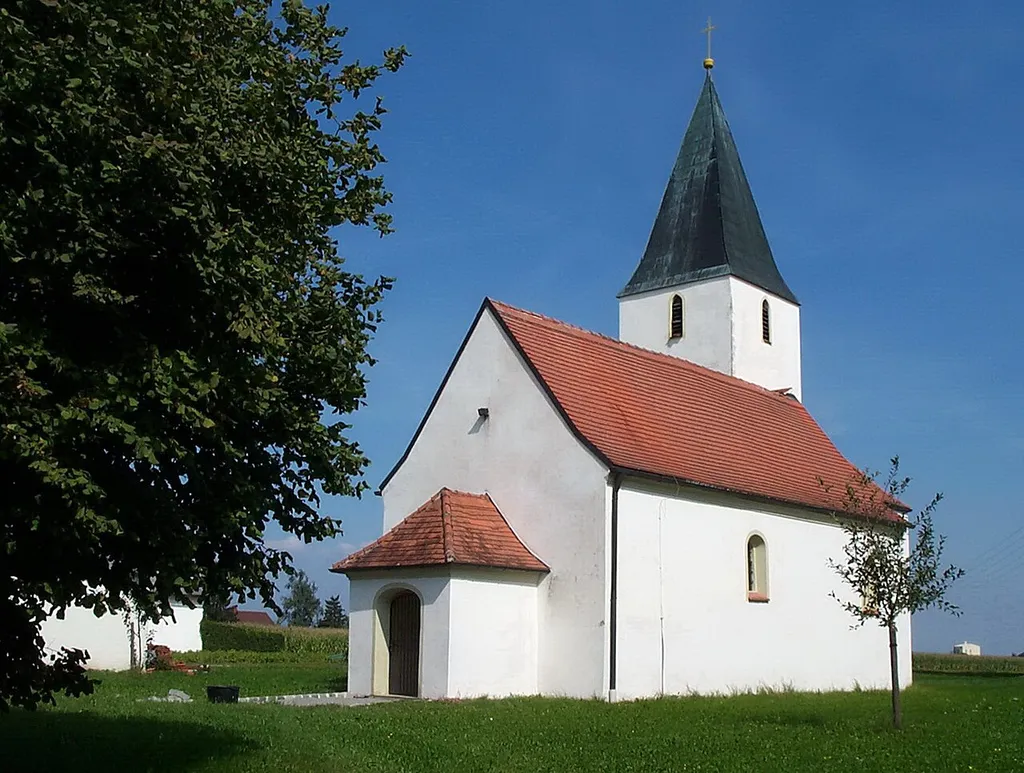 Aiterhofen, Niederharthausen. Katholische Filialkirche St. Johannes d. T., Chor frühgotisch, Langhaus 15. Jahrhundert, Turm wohl modern; mit Ausstattung.