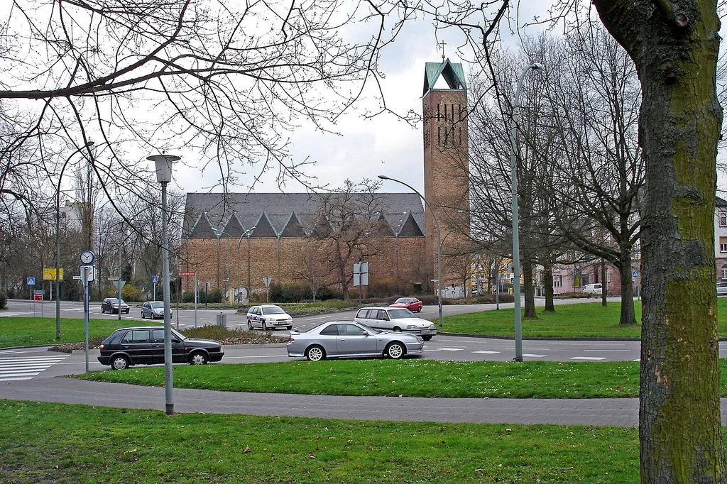 Evangelische Christuskirche am Kreisverkehr gegenüber dem Hanauer Hauptfriedhof.