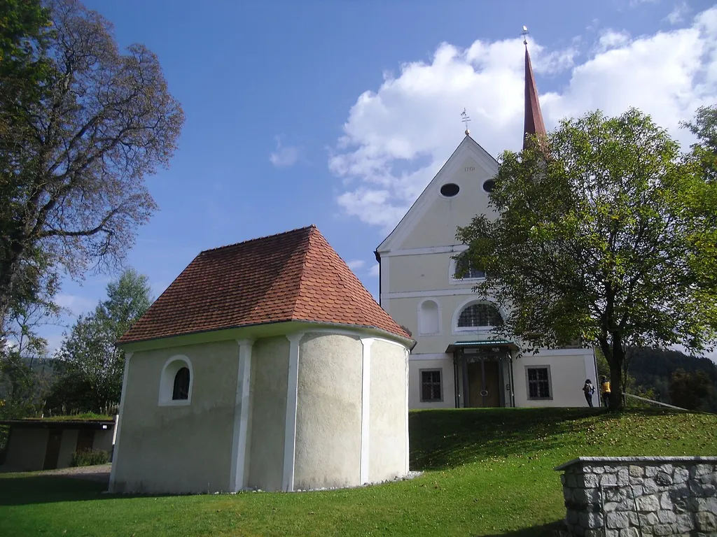 Pfarrkirche Maria Himmelfahrt mit Magdalenenkapelle (nicht die Gruftkapelle) in Ehrenburg (Südtirol)
