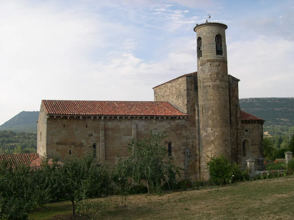 Vista lateral Colegiata de San Martín de Elines (Cantabria)