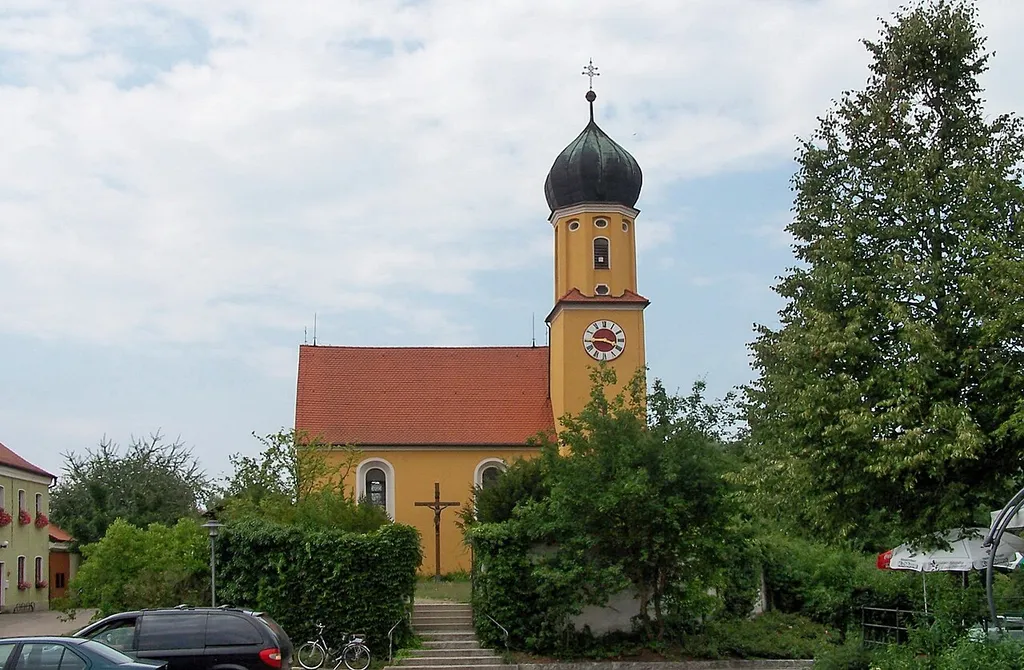 Barbing, Sarching, Kirchplatz 1. Katholische Pfarrkirche Mariä Himmelfahrt, Saalbau mit eingezogenem Chor, Flankenturm mit Zwiebelhaube, Vorzeichen, 1762 unter Verwendung älterer Teile, spätgotisch und 1628; Friedhofsmauer, 17./18. Jahrhundert.