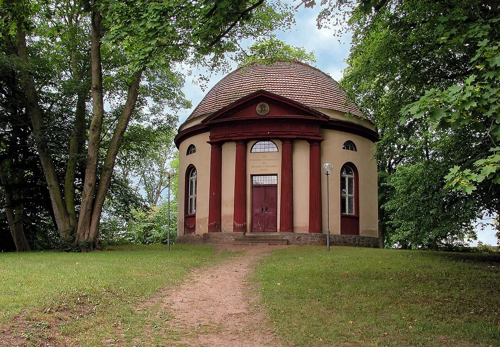 08.07.2003 17237 Hohenzieritz: Schloßpark. Schloßkirche (GMP: 53.444487,13.099574). Klaasizistischer Rundbau von 1806. Sicht von Südosten. [DSCN]20030708230DR.JPG(c)Blobelt