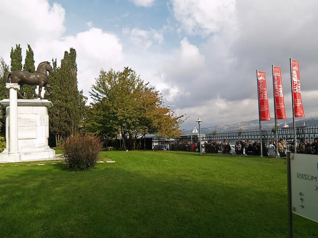 A queue at Sakip Sabanci Museum for the Salvador Dali Exhibition