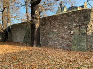 Mauerreste einer Burganlage Karrasstraße 4 (hinter)