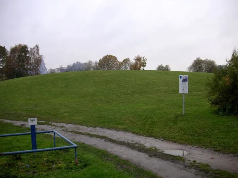 Burgwall Möllenhagen mit Informationsschild