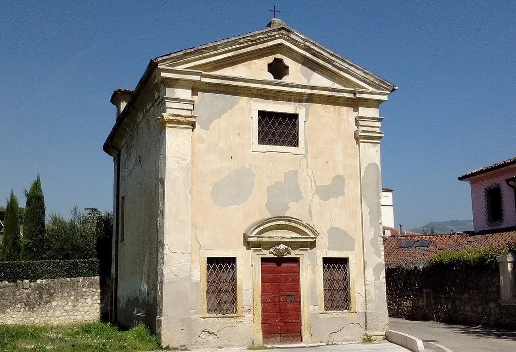 Facciata della chiesetta di Pedemente dedicata a San Francesco. Comune di San Pietro in Cariano, provincia di Verona.
