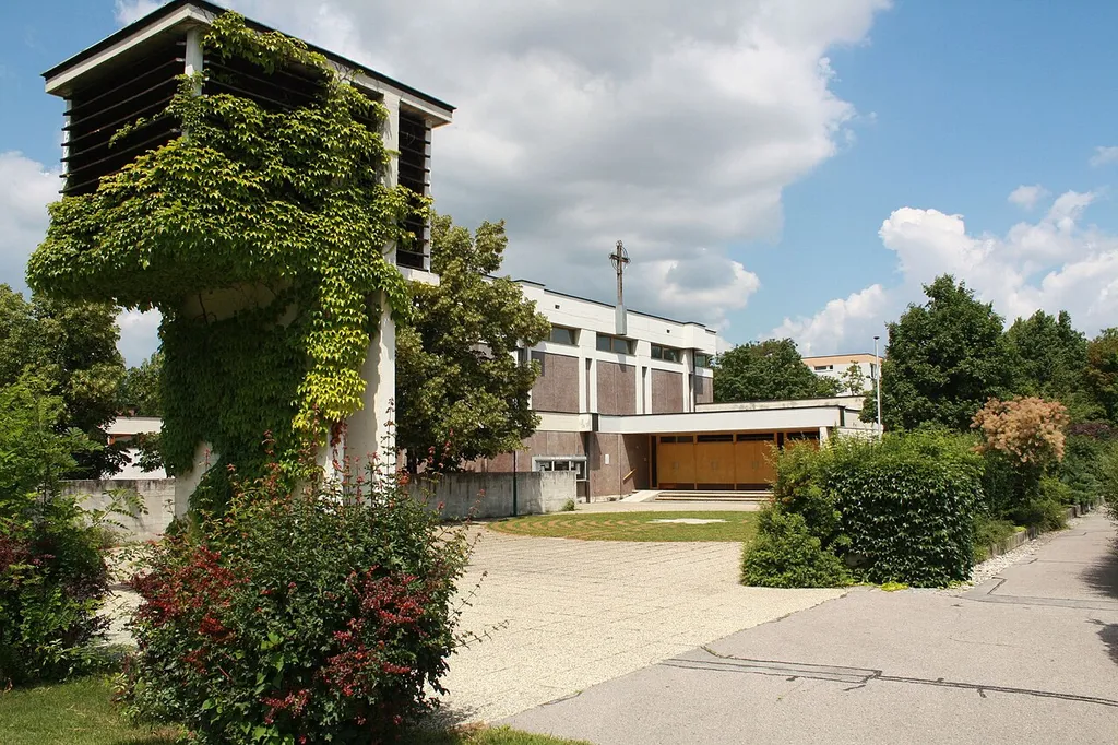 Pfarrzentrum mit Kirche in der Südstadt in de:Maria Enzersdorf