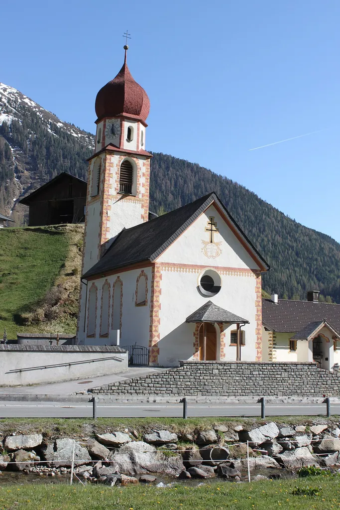 Kaplaneikirche hl. Antonius und Friedhof in Niederthai