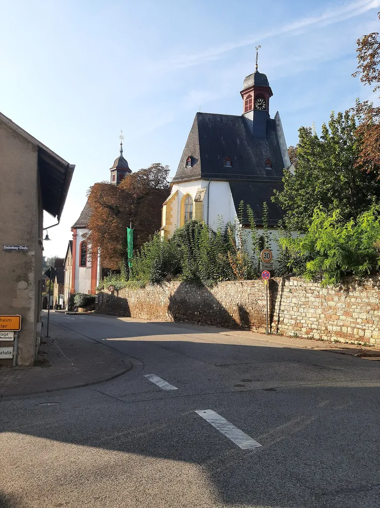 Evangelische Kirche Mommenheim mit der katholischen Kirche im Hintergrund.