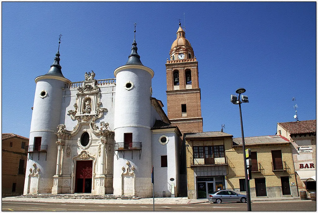 Iglesia de Rueda Se trata de una imponente construcción del siglo XVIII, ubicada en el centro del conjunto urbano de Rueda —declarado también de manera conjunta bien de interés cultural con la categoría de conjunto histórico-artístico— e integrada en su tejido urbano adquiriendo una preponderancia absoluta en la que destaca su fachada, con los dos torreones circulares rematados con sendos chapiteles de pizarra y la torre