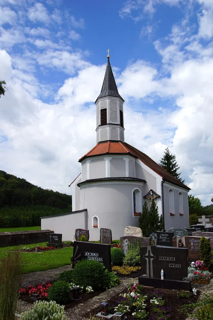 Die katholische Filialkirche St Laurentius im Oberpfälzer Hackenhofen: