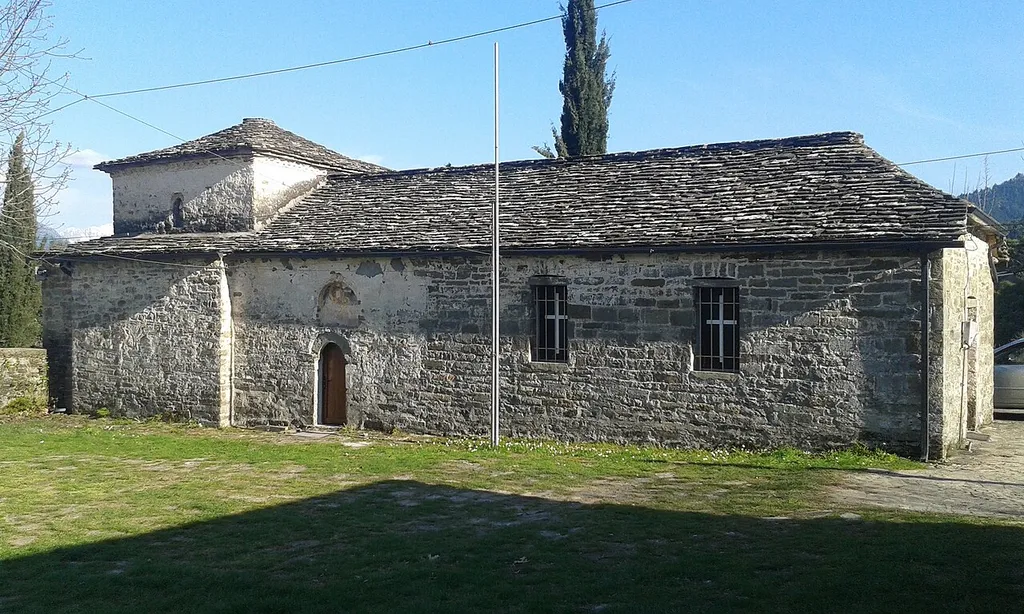 Στο χωριό Μεγαλόχαρη και στο συνοικισμό Αμπέλια βρίσκεται ο ναός της Γεννήσεως της Θεοτόκου. Είναι το μόνο κτίσμα που απέμεινε από το μοναστήρι που υπήρχε μέχρι τις αρχές του προηγούμενου αιώνα. Κτίστηκε το 13ο αιώνα και αναστηλώθηκε στά μέσα περίπου του 17ο αιώνα. Στη εποχή της τουρκοκρατίας είχε μεγάλη περιουσία, όπως αμπέλια ( πήρε και ο συνοικισμός το όνομά του ) κτηνοτροφία και μελισσοκομία. Από αυτό θα ξεκινήσουν οι επαναστάσεις των Ραδοβυζινών το 1854, το 1866 και το 1878 που είχαν σαν αποτέλεσμα την απελευθέρωση της Άρτας και της Θεσσαλίας.
