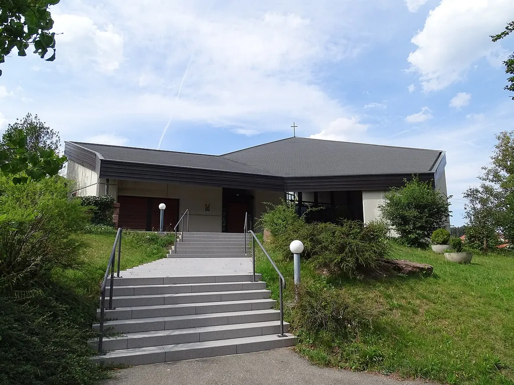Auferstehungskirche Agenbach, zugleich Aussegnungshalle in Neuweiler-Agenbach, Kreis Calw.