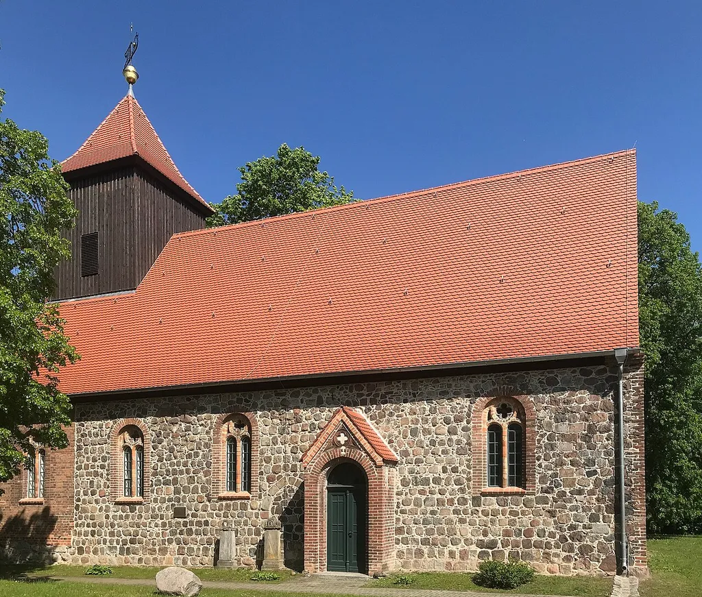 Die Dorfkirche Jacobsdorf in der gleichnamigen Gemeinde im Landkreis Oder-Spree ist eine Feldsteinkirche aus dem 13. Jahrhundert. Im Turm hängen zwei Glocken aus dem 14. Jahrhundert sowie aus dem Jahr 1580.