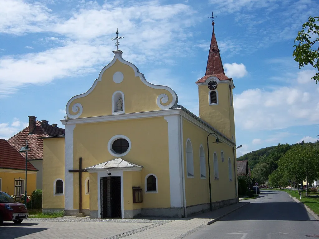 Katholische Pfarrkirche heiliger Johannes Nepomuk in Münichsthal (Stadtgemeinde Wolkersdorf im Weinviertel) This media shows the protected monument with ObjektID 18160 in Austria. (Commons, de, Wikidata)