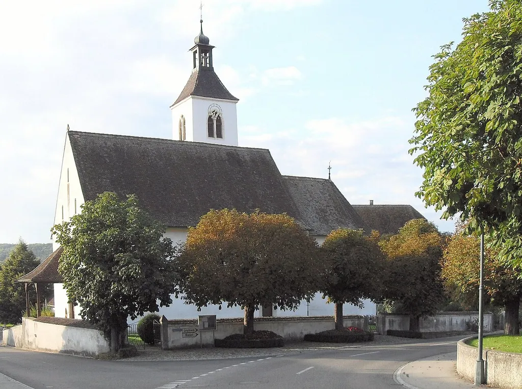 Südostseite der katholischen Pfarrkirche St. Laurentius in Rodersdorf, Kanton Solothurn, Schweiz