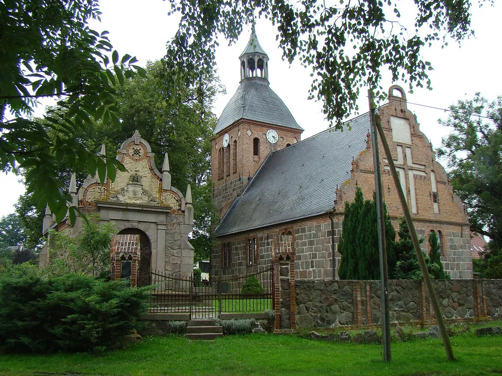 Dorfkirche Bristow mit Mausoleum, Foto: Peter Schmelzle