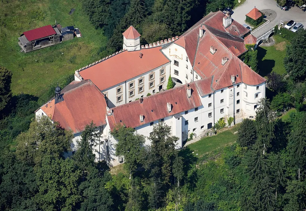 Aerial image of the Schloss Ortenburg (view from the southeast)