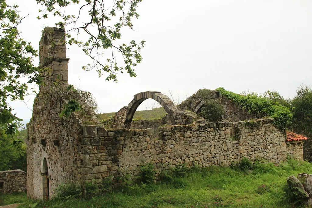 Church of Santa María de Tina (Pimiango. Ribadedeva). West front and south façade.
