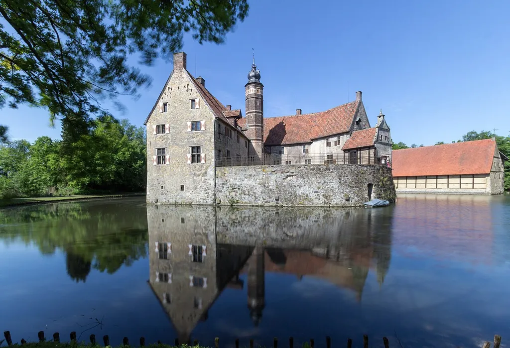 East side of the Vischering Castle in Lüdinghausen, North Rhine-Westphalia, GermanyVischering Castle is a moated castle in the Münsterland region on the northern edge of the North Rhine-Westphalian town of Lüdinghausen. Despite being almost completely rebuilt in the 16th century, the castle has largely retained its fortified character. It is one of the oldest and best-preserved complexes in the Münsterland region.It was founded as a fortified castle by the Bishop of Münster in the second half of the 13th century. It developed into the ancestral seat of the Droste zu Vischering family.