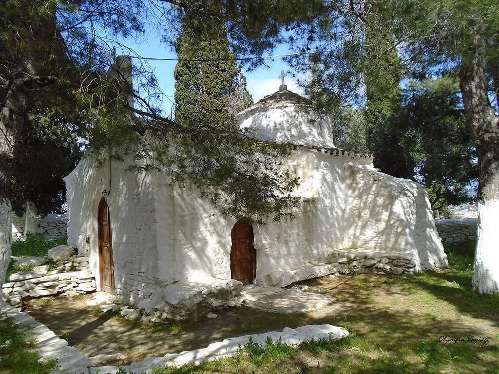Ναός Αγίας Τριάδας Παιανίας. Μονόκλιτος Βυζαντινός Ναός του 12ου αιώνα, με τρούλο