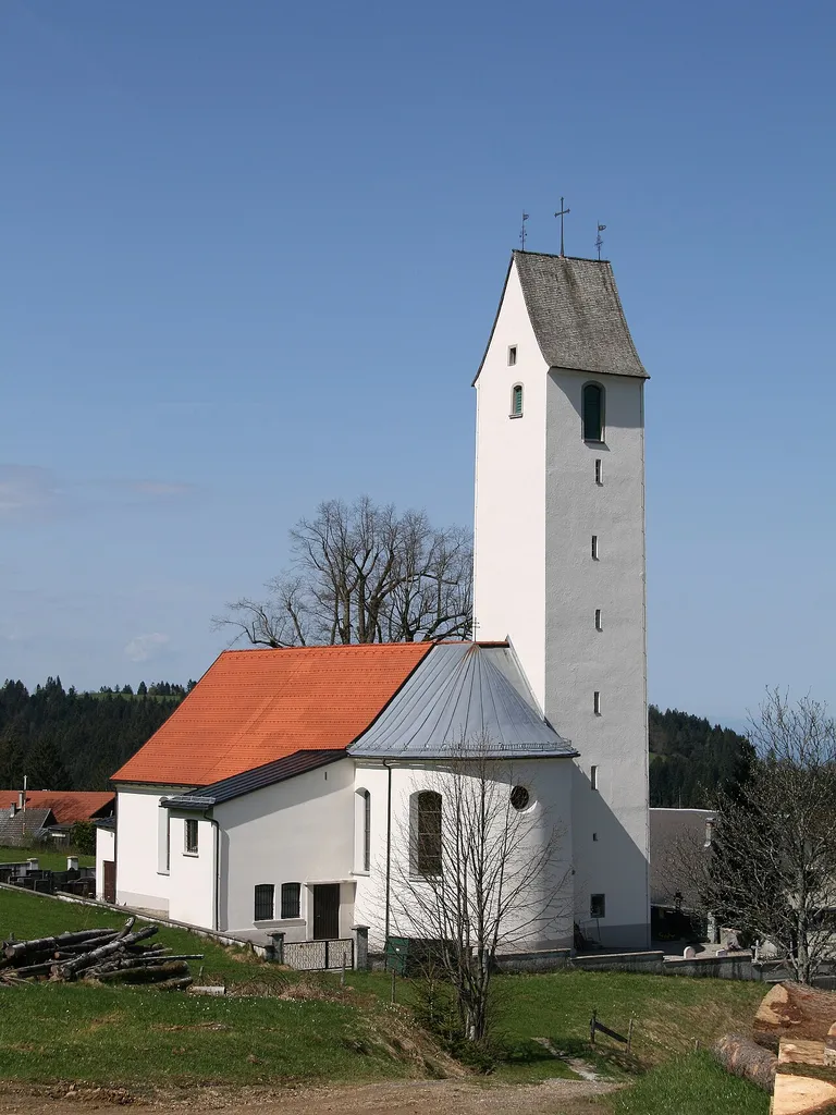 Pfarrkirche hl. Ulrich von Möggers in Vorarlberg von Osten.