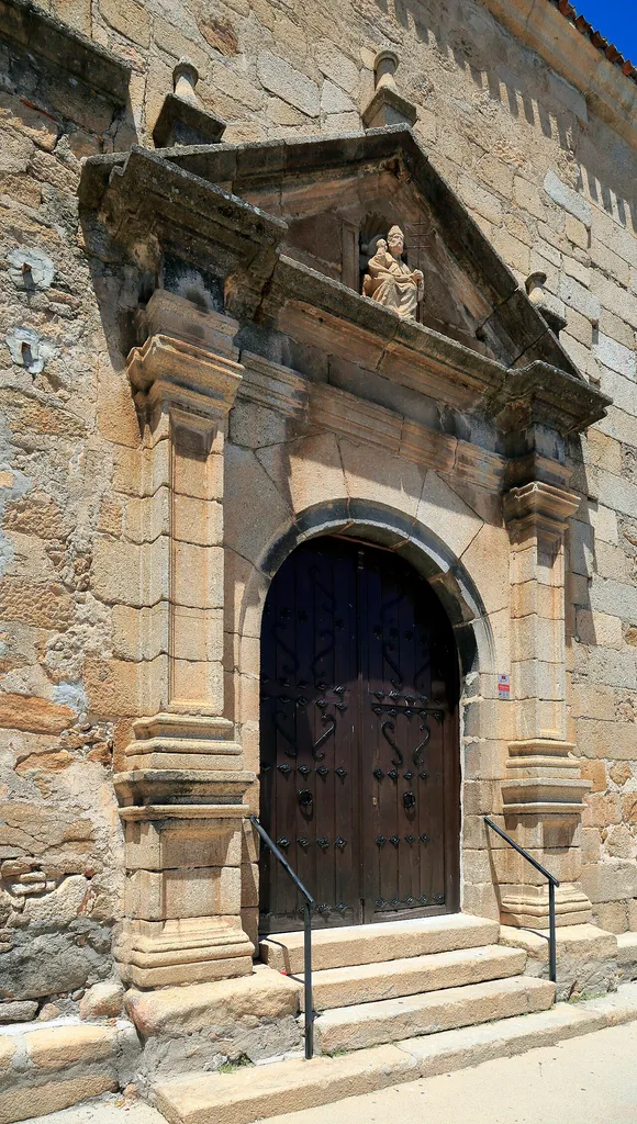 Das Portal liegt auf der Südseite der Pfarrkirche und führt damit etwa in der Mitte des Bauwerkes in das rechte Seitenschiff. Das Portal stammt aus dem 17. Jahrhundert, die Kirche selber durch den Neubau mehrere Teile aus dem 13. bis 18. Jahrhundert.