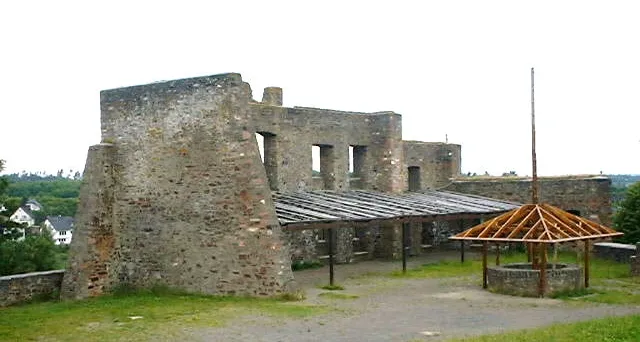 Innenansicht der Burgruine bei Ulmen 1999