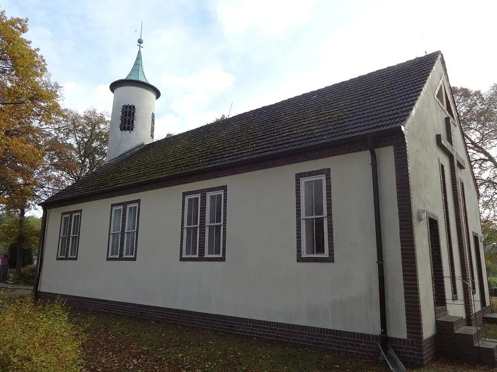 Die Dorfkirche Paulinenaue ist ein im Stil des ausgehenden Expressionismus errichteter Sakralbau, der in den Jahren 1931 bis 1932 unter der Leitung des Berliner Architekten Rettich entstand.