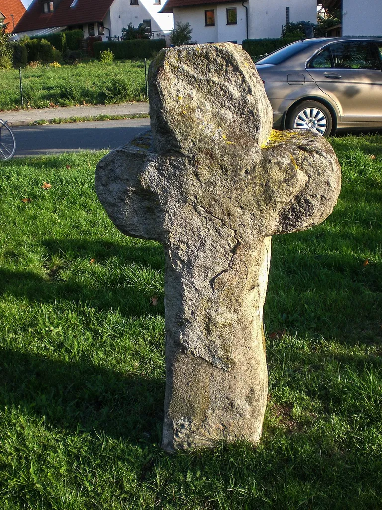 Schwedenkreuze, Mittlere mit abgebrochenen Kreuzarmen, Sandstein, wohl spätmittelalterlich