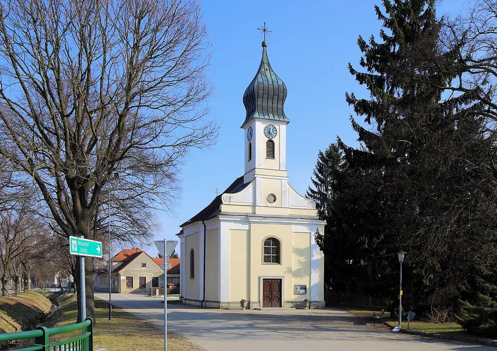 Katholische Pfarrkirche hl. Johannes Nepomuk in Traunfeld, ein Ortsteil der niederösterreichischen Gemeinde Hochleithen.