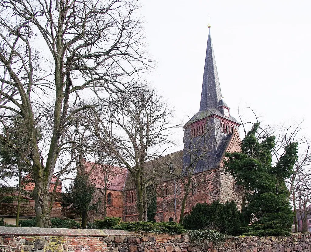 Jüterbog in Brandenburg. Die Liebfrauenkirche liegt im Stadtteil Damm und steht unter Denkmalschutz. Der Fotograf (ich) stand auf der Schloßstraße Ecke Schillerstraße.