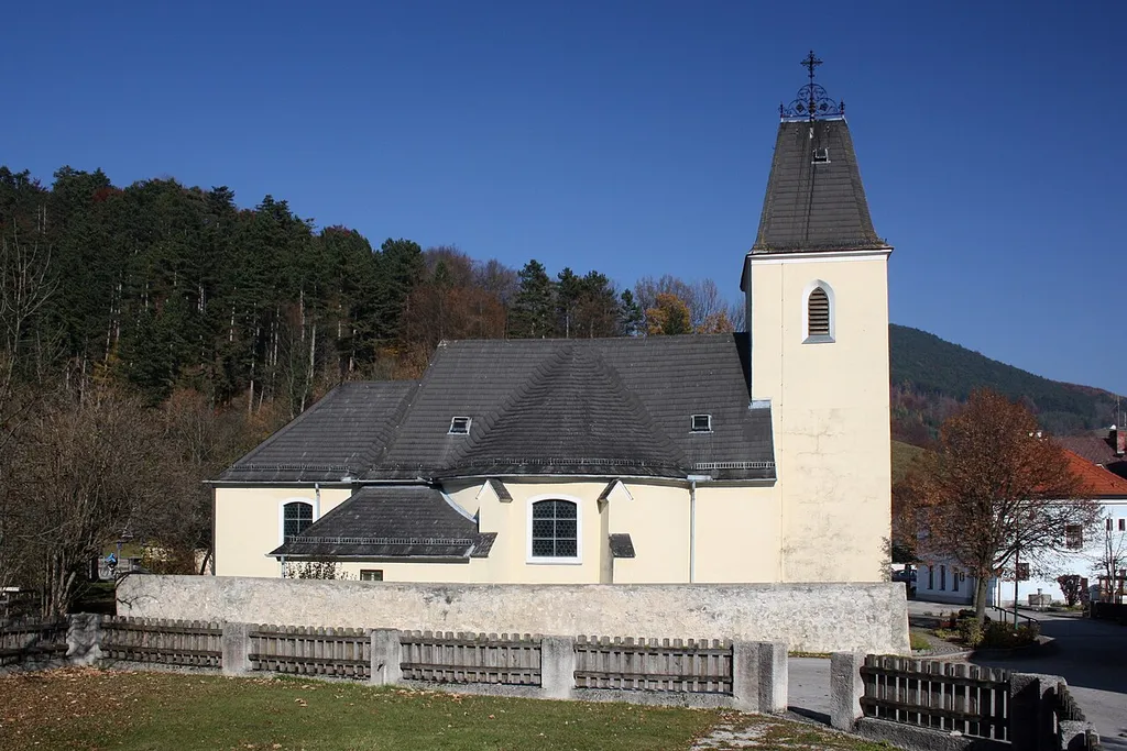 Südansicht der Pfarrkirche Maria Magdalena in der niederösterreichischen Gemeinde Furth an der Triesting