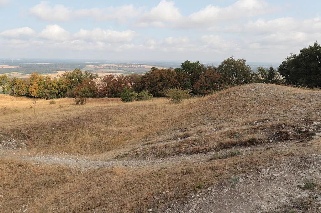 Der Wall zwischen Vor- und Hauptburg auf dem Ehinger Berg, Teil des Hesselbergs