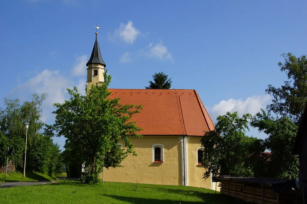 Die katholische Filialkirche St. Johann Baptist in Altenveldorf bei Velburg:
