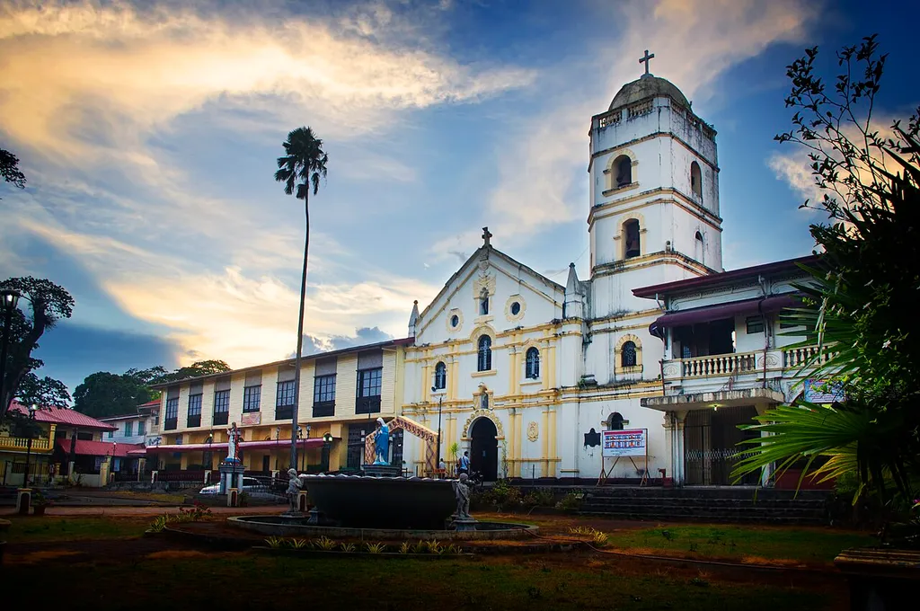 St Francis of Assisi Church (Sariaya), facade and plaza