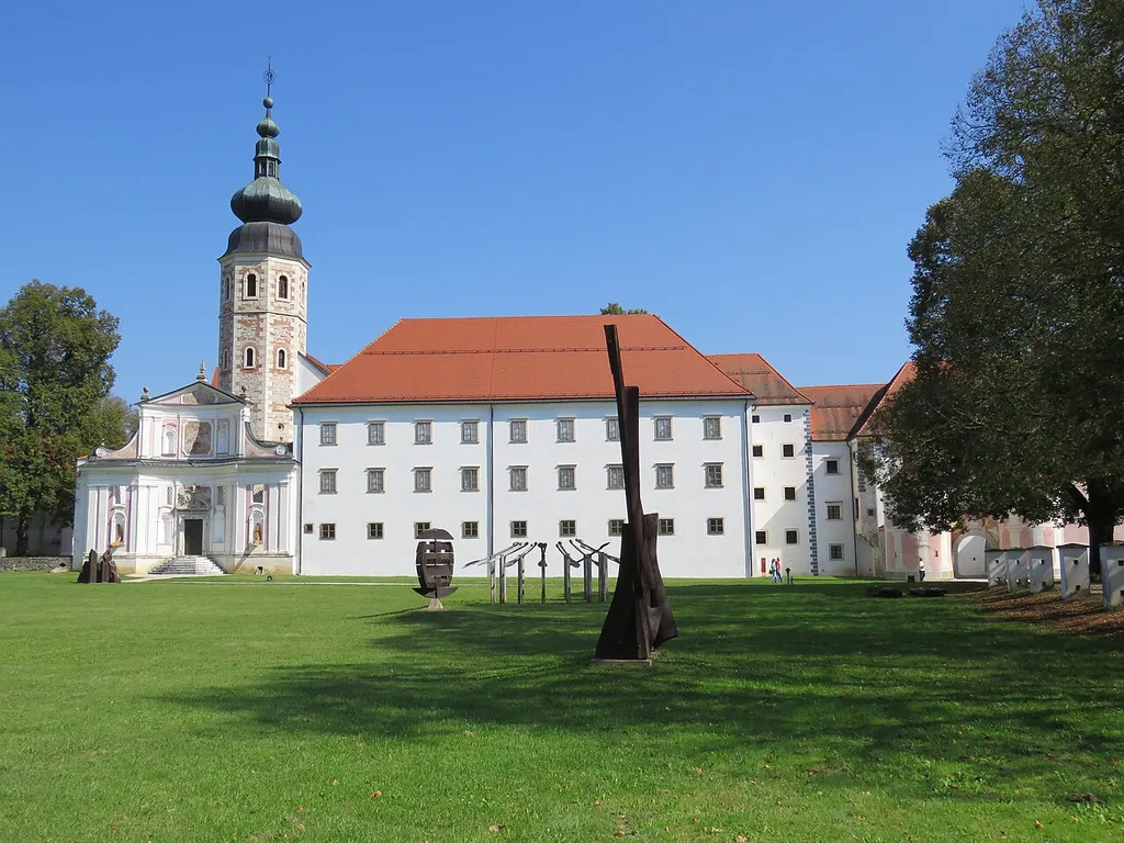 Čelno pročelje samostana in kipi kostanjeviške forme vive.