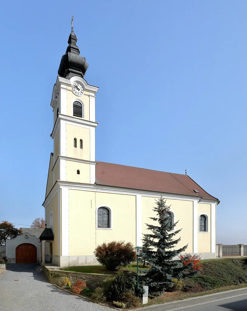 Die röm.-kath. Pfarrkirche hl. Petrus in Obermixnitz, ein Ortsteil der niederösterreichischen Marktgemeinde Weitersfeld.