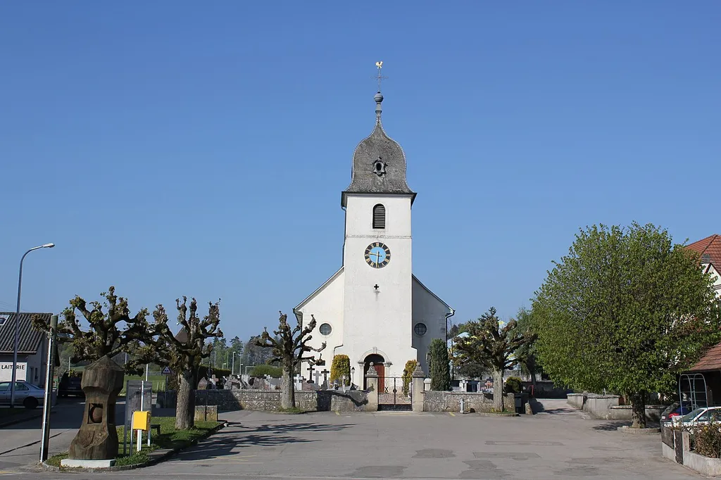 L'église, classée monument historique, est située au centre du village de Fahy. Elle a été construite en 1788 et conçue par l'architecte Pierre-François Paris.